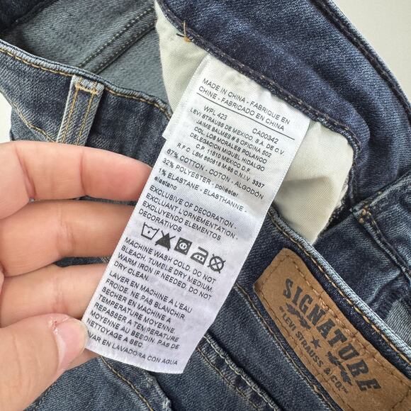 Levis Jeans Womens 6 W28 Blue Mid Rise Slim Cuffed Distressed Denim - Picture 4 of 8